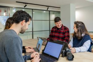 Trabajando en sala coworking LIV Colife